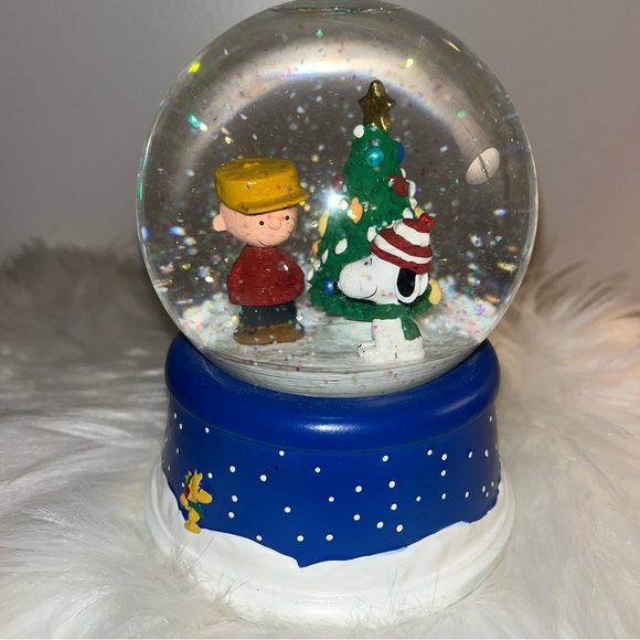 NWT Hallmark Peanuts 50th anniversary Christmas set. Snow globe,book & lunch box - Picture 7 of 16